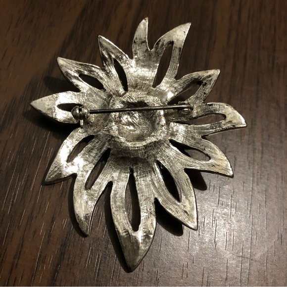 Vintage Silver BROOCH PIN Flower / Faux Diamonds - Picture 4 of 15